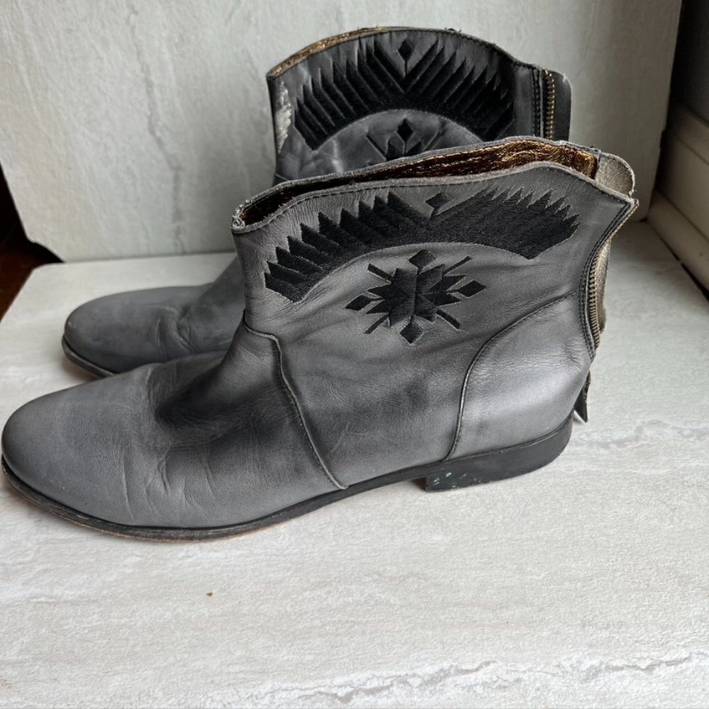 ** Cynthia Vincent Goldie Embroidered Booties Slate Gray Blue 10